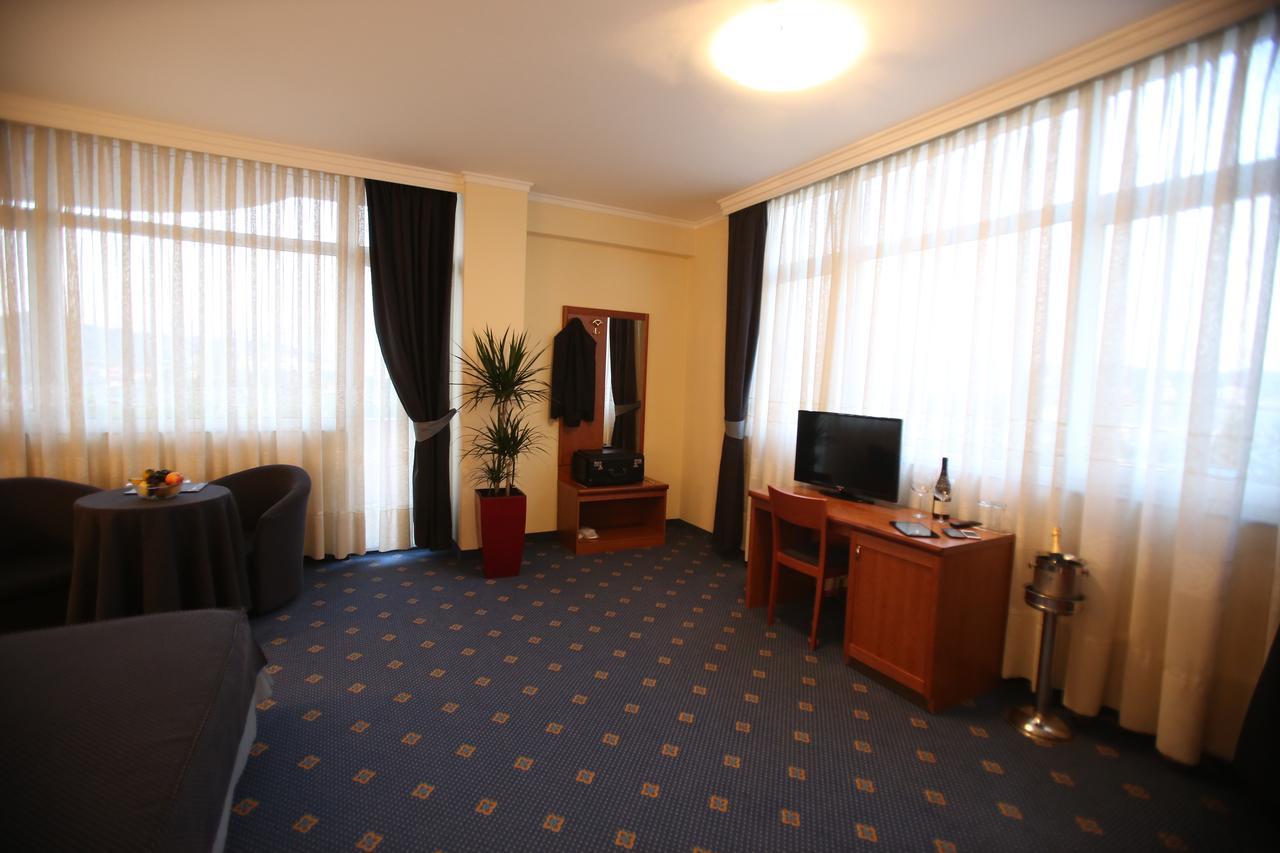 Hotel Continental Vore Bagian luar foto