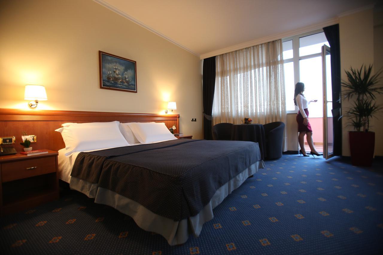Hotel Continental Vore Bagian luar foto
