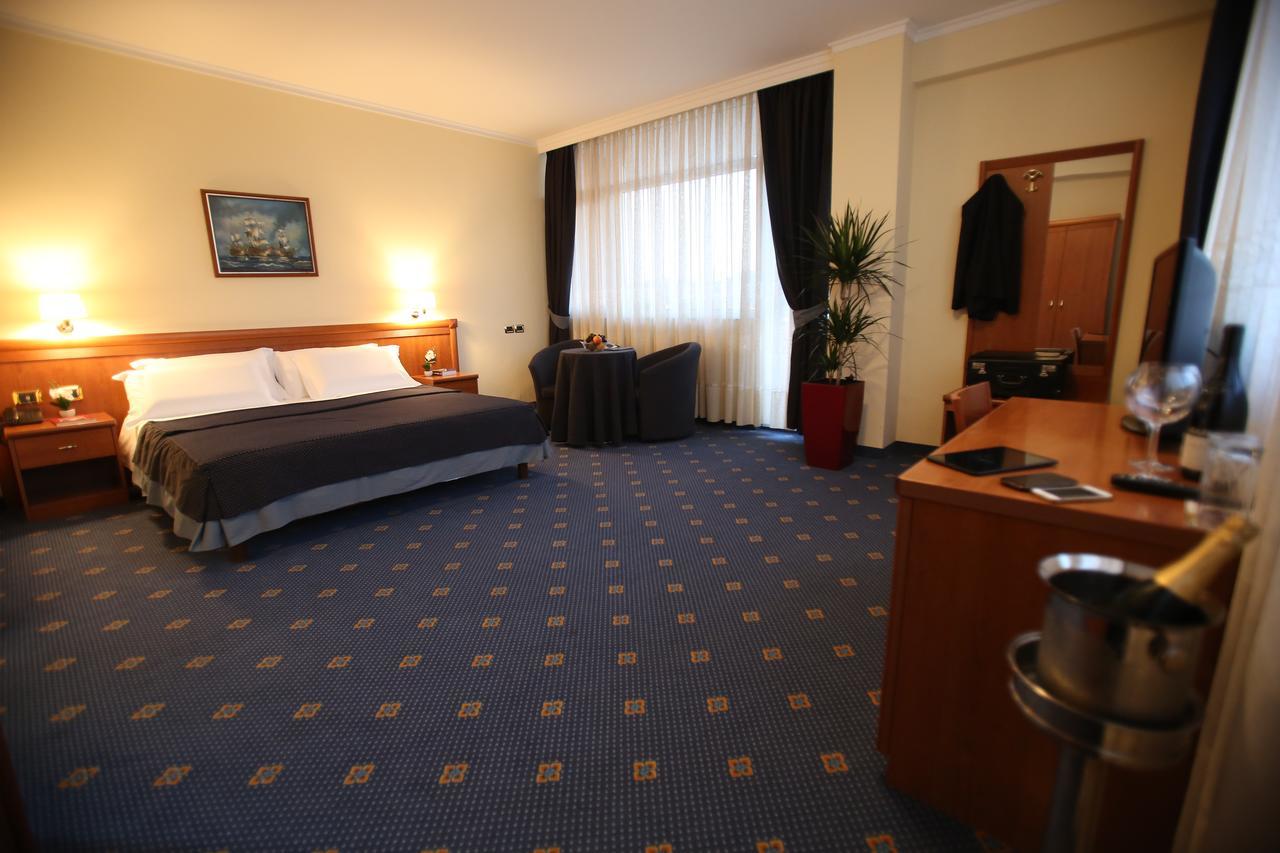 Hotel Continental Vore Bagian luar foto