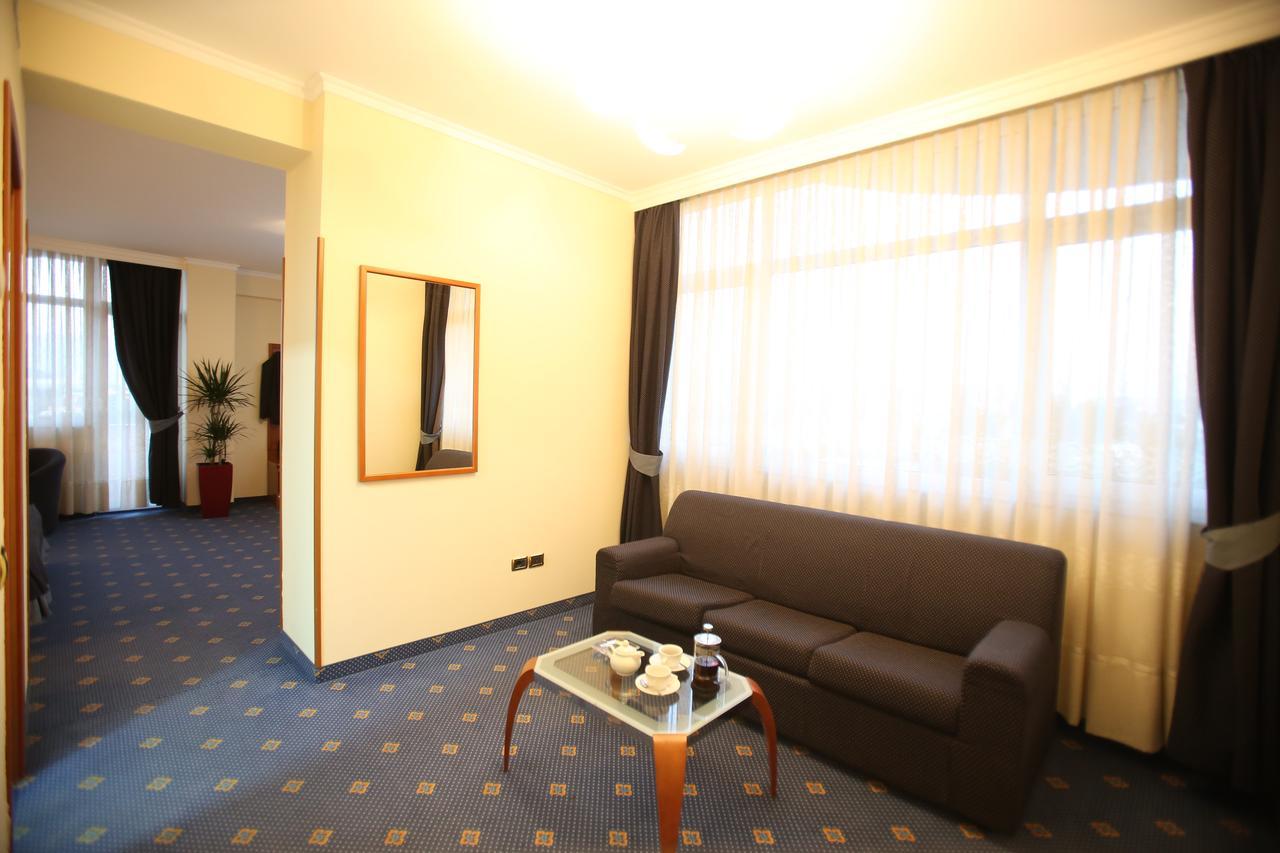 Hotel Continental Vore Bagian luar foto